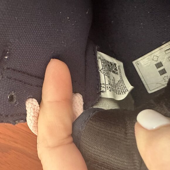 Women's Air Jordan 1 Retro High OG SE "Bubble Gum" - Picture 5 of 5